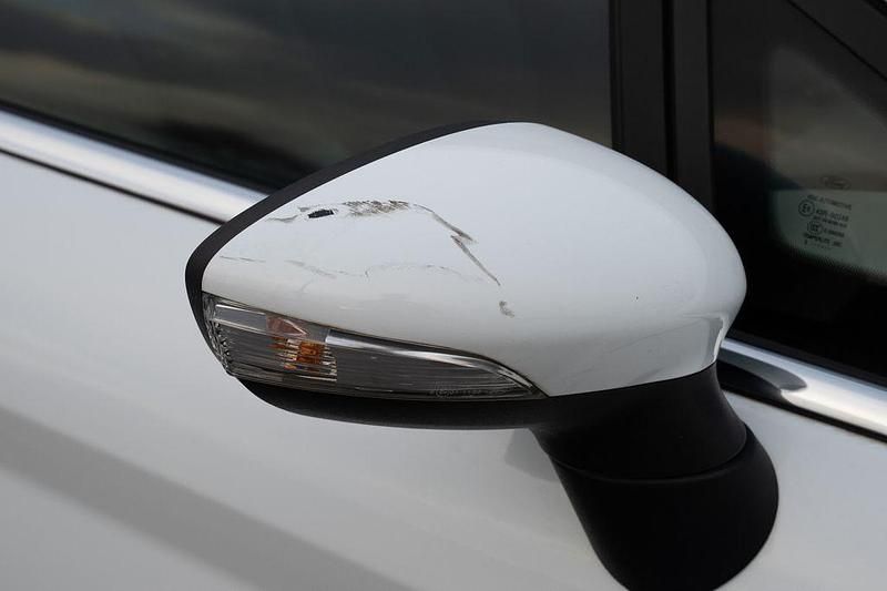 Gebraucht Ford Fiesta Titanium 82 PS (60 kW) 2013 Weiß Limousine