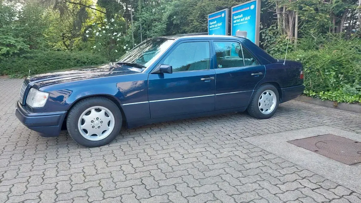 Gebraucht Mercedes E220 150 PS (110 kW) 1994 Blau Limousine