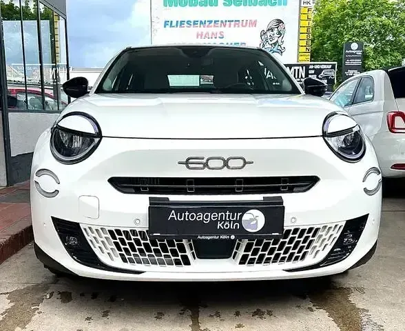 Gebraucht Fiat 600 Basis 101 PS (74 kW) 2024 Weiß SUV