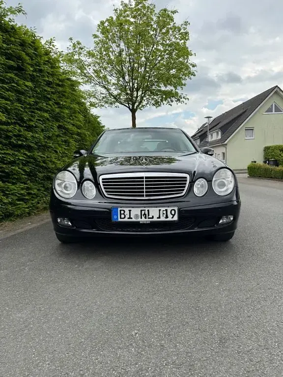 Używany Mercedes E320 224 KM (164 kW) 2004 Czarny Sedan/Limuzyna