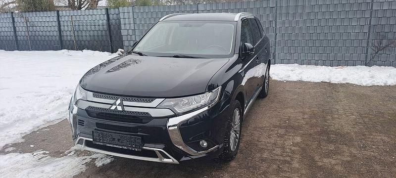 Schwarz Gebraucht 2021 Mitsubishi Outlander P-HEV Basis SUV | 20.399 € (Guter Preis) - Bild 1/4
