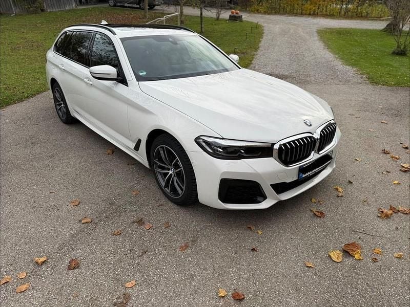 Weiß Gebraucht 2021 BMW 520 M Sport Kombi | 34.990 € (Fairer Preis) - Bild 1/4