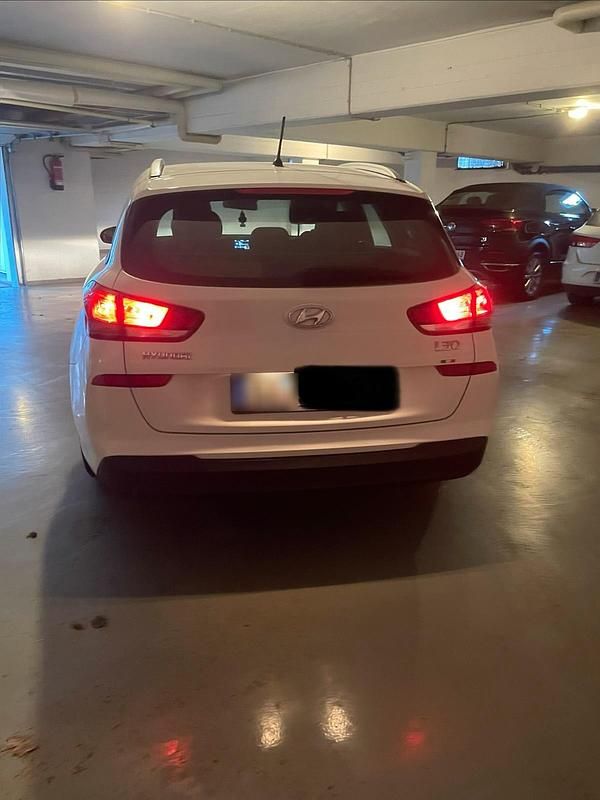 Gebraucht Hyundai i30 100 PS (73 kW) 2018 Weiß Kombi