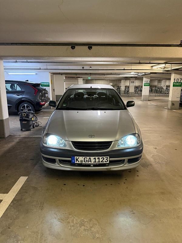 Grau Gebraucht 2000 Toyota Avensis T2 Limousine | 2.400 € (Fairer Preis) - Bild 1/4