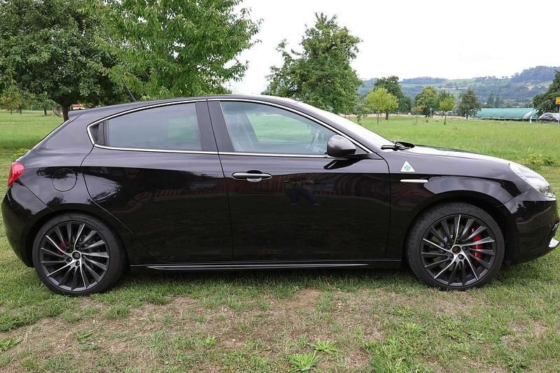 Schwarz Gebraucht 2014 Alfa Romeo Giulietta Quadrifoglio Verde Kleinwagen | 17.500 € (Teuer) - Bild 1/4