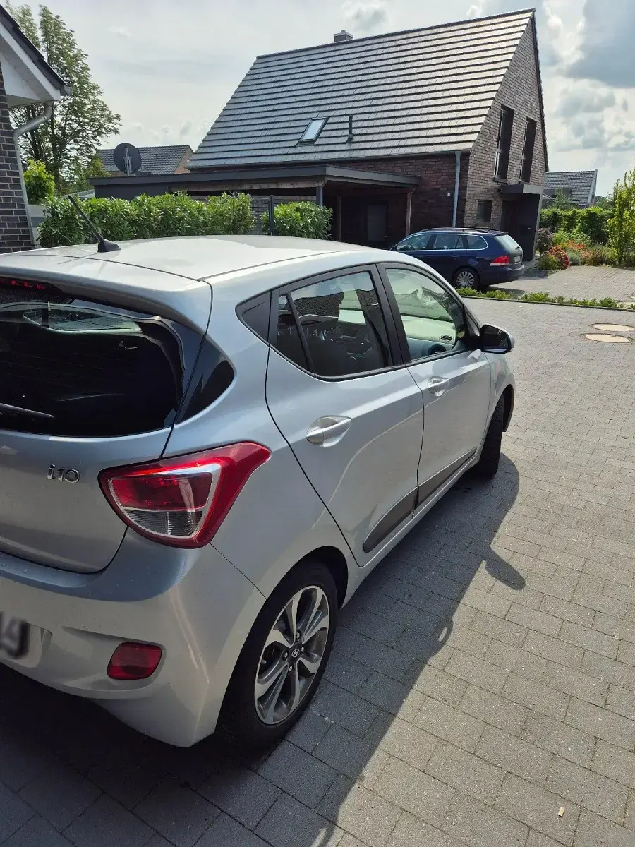 Gebraucht Hyundai i10 Edition 67 PS (49 kW) 2015 Silber Kleinwagen
