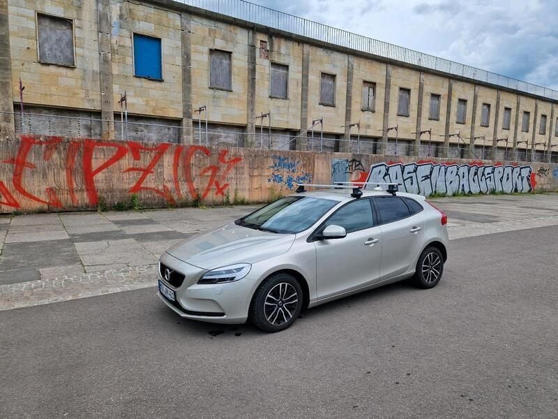 Beige Gebraucht 2018 Volvo V40 Momentum Kombi | 15.999 € - Bild 1/4