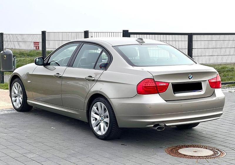 Gebraucht BMW 320 Sport Line 177 PS (130 kW) 2010 Gold Limousine