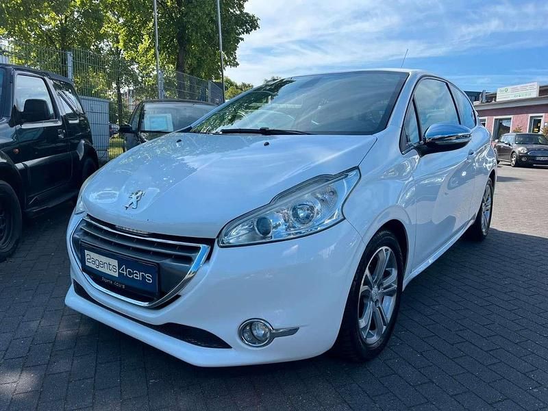 Weiß Gebraucht 2012 Peugeot 208 Allure Kleinwagen | 5.980 € (Fairer Preis) - Bild 1/4