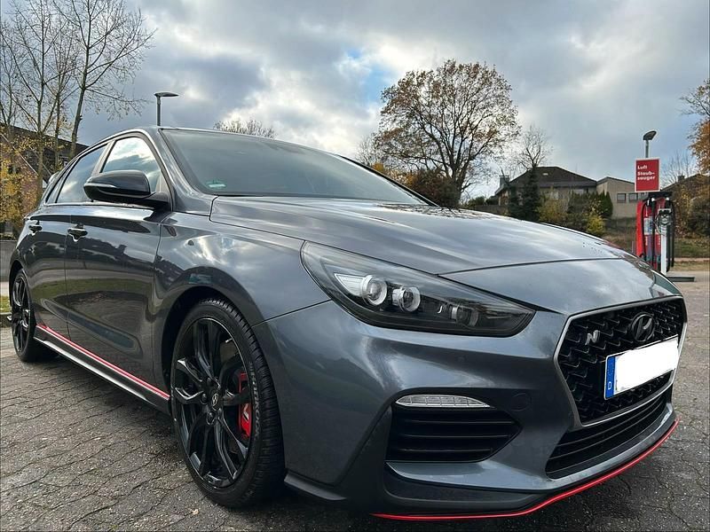 Grau Gebraucht 2018 Hyundai i30 Kombi | 23.995 € (Etwas zu teuer) - Bild 1/4