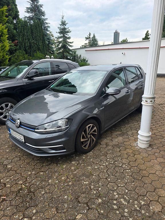 Grau Gebraucht 2017 VW Golf VII Sound Limousine | 11.500 € (Guter Preis) - Bild 1/4