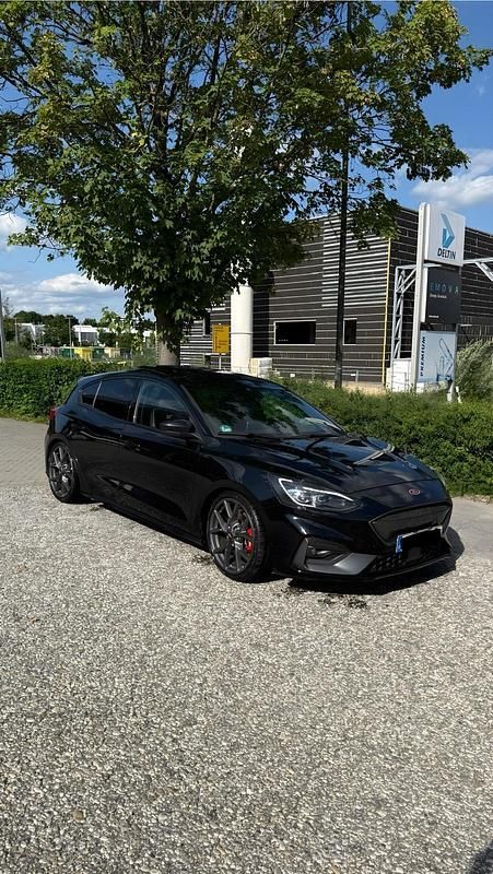 Schwarz Gebraucht 2020 Ford Focus ST Limousine | 21.499 € (Fairer Preis) - Bild 1/4