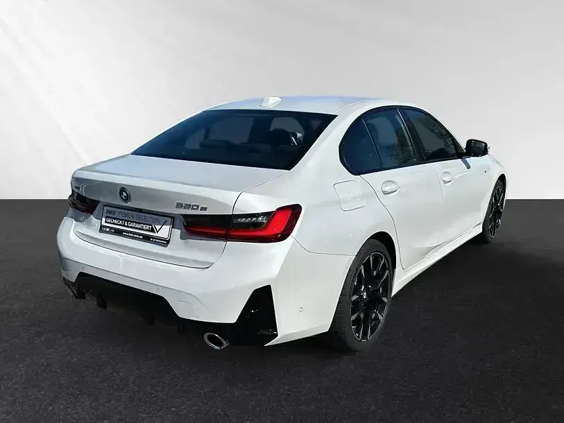 Gebraucht BMW 330e M Sport 292 PS (214 kW) 2024 Mineralweiß metallic Limousine