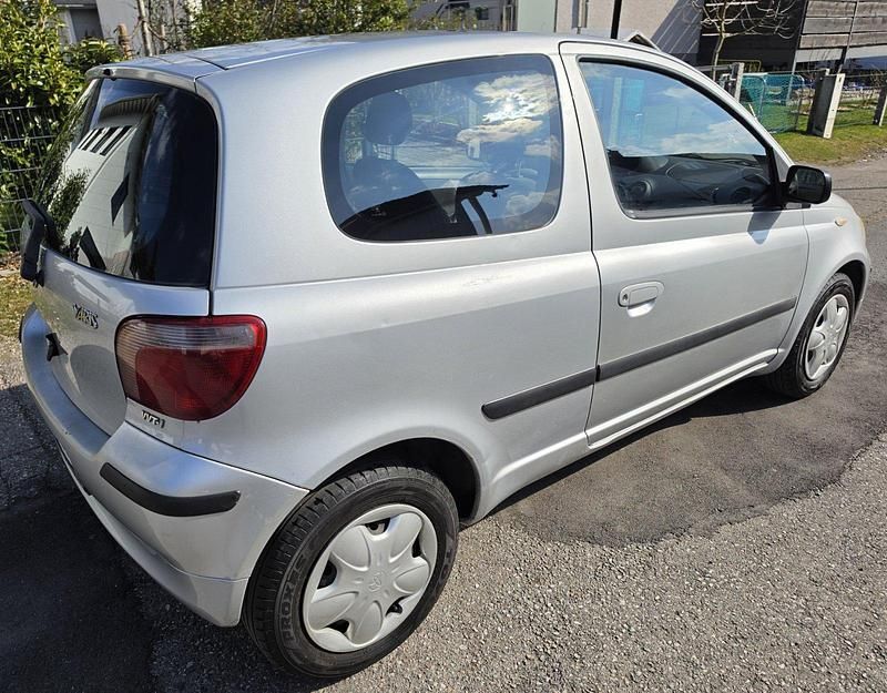 Gebraucht Toyota Yaris 85 PS (62 kW) 2002 Silber Kleinwagen