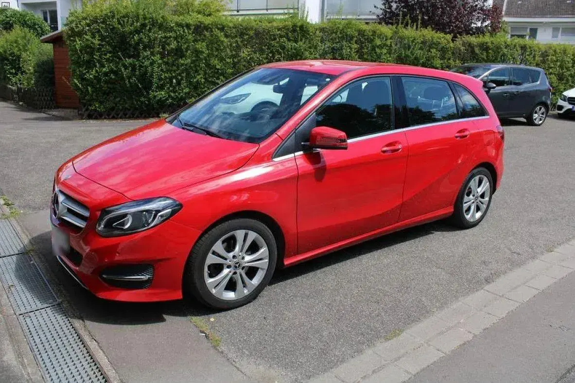 Gebraucht Mercedes B200 156 PS (114 kW) 2018 Rot Kleinwagen