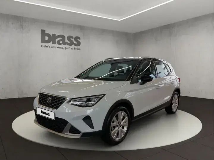 Nevada weiß metallic/midnight schwarz metallic Gebraucht 2023 Seat Arona Xperience SUV | 18.950 € (Fairer Preis) - Bild 1/4