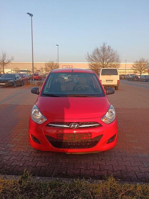 Gebraucht Hyundai i10 70 PS (51 kW) 2012 Rot Kleinwagen