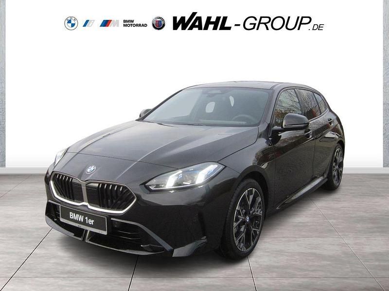 Saphirschwarz metallic Neu 2025 BMW 120 M Sport Kleinwagen | 35.290 € (Guter Preis) - Bild 1/4