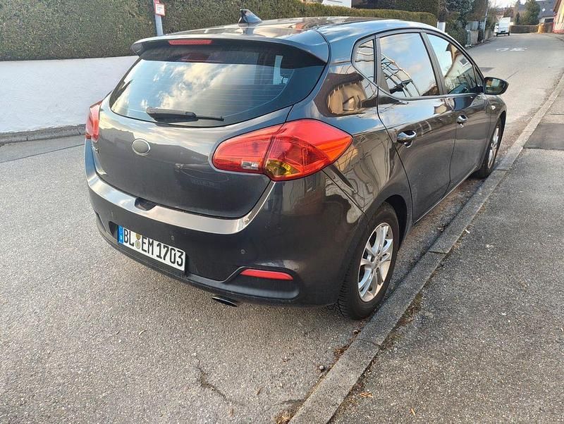 Second-hand Kia Ceed 99 CP (72 kW) 2012 Gri Hatchback