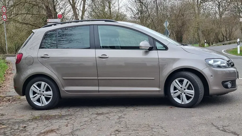 Gebraucht VW Golf Plus Life 122 PS (89 kW) 2013 Braun Van / Kleinbus