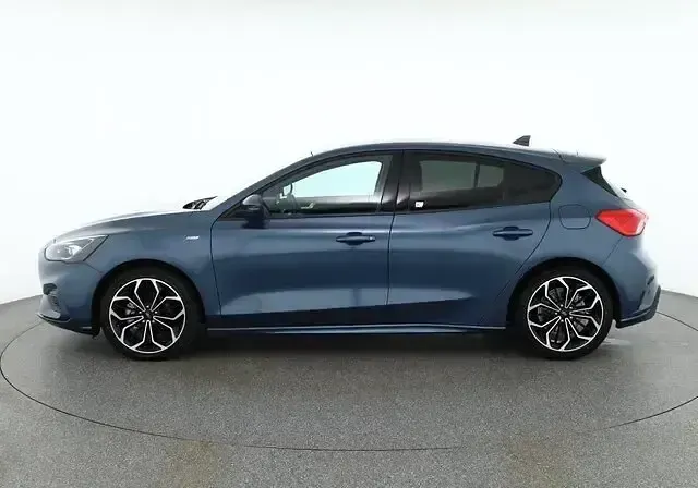 Gebraucht Ford Focus ST-Line 155 PS (114 kW) 2020 Chroma blau metallic Limousine