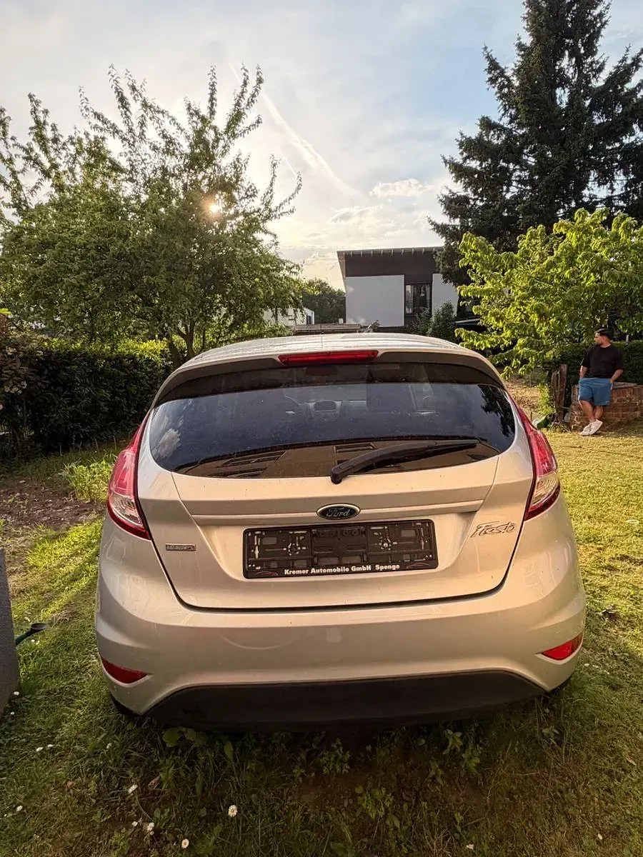 Gebraucht Ford Fiesta 101 PS (74 kW) 2014 Silber Kleinwagen