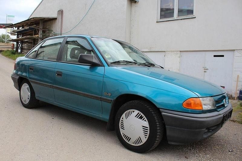 Gebraucht Opel Astra 75 PS (55 kW) 1993 Blau Limousine
