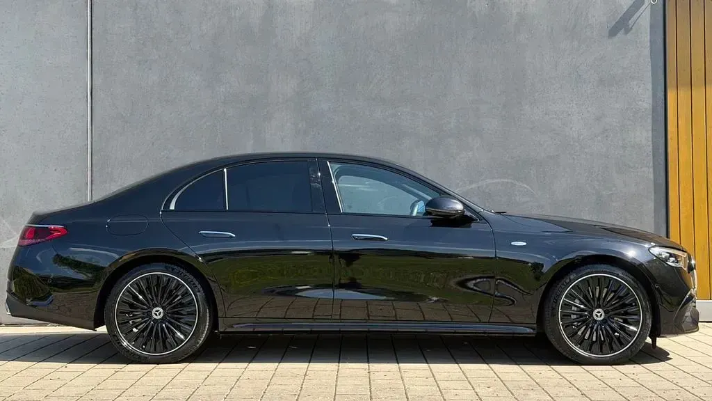 Gebraucht Mercedes E300 AMG Line Premium 197 PS (144 kW) 2025 Schwarz Limousine