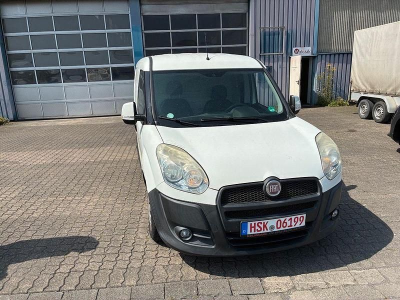 Weiß Gebraucht 2012 Fiat Doblò Van / Kleinbus | 3.590 € (Fairer Preis) - Bild 1/4