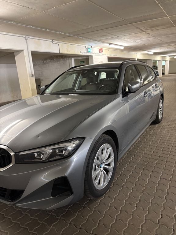 Silber Gebraucht 2023 BMW 318 Sport Line Kombi | 30.900 € (Guter Preis) - Bild 1/4
