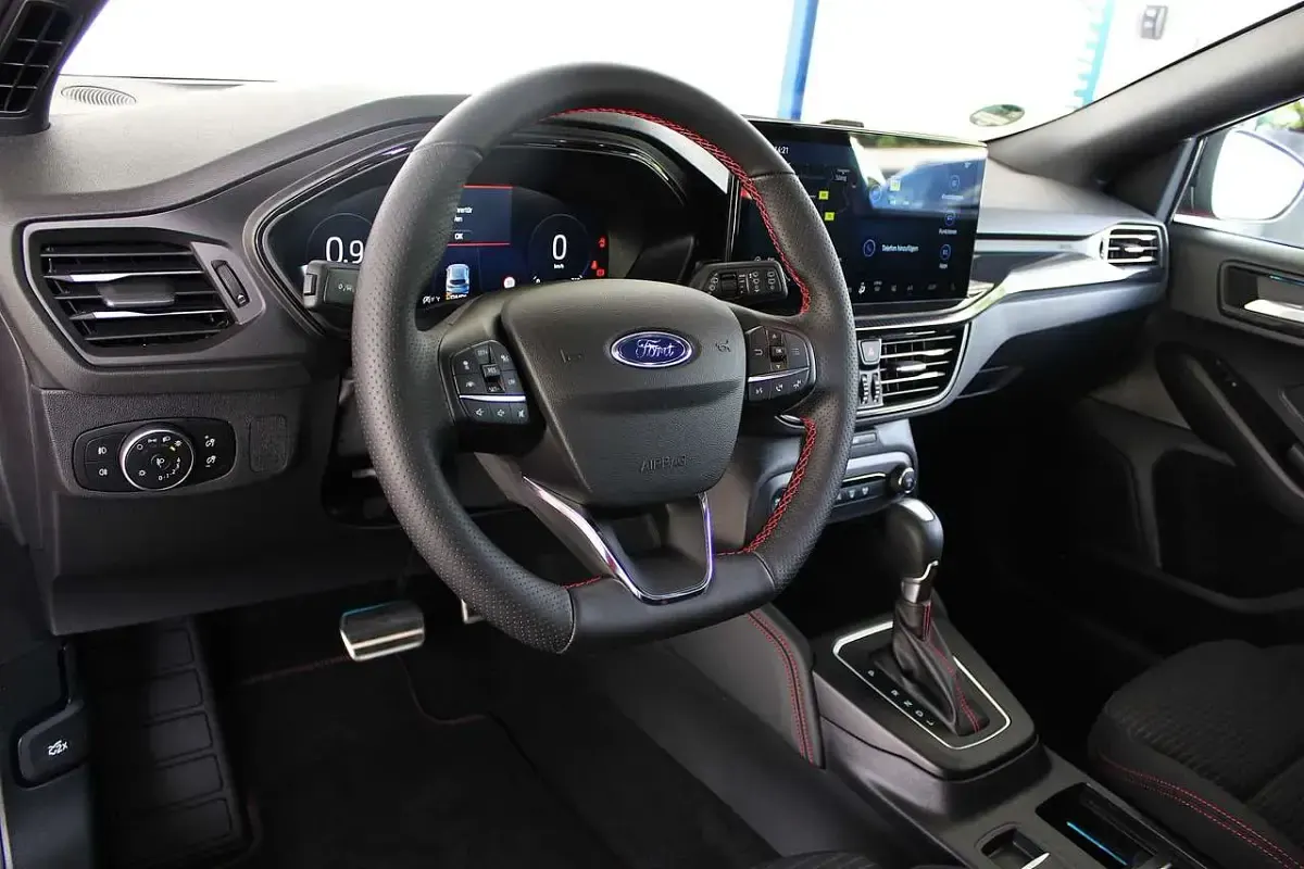Gebraucht Ford Focus ST-Line X 155 PS (114 kW) 2025 Fantastic red tc Kleinwagen