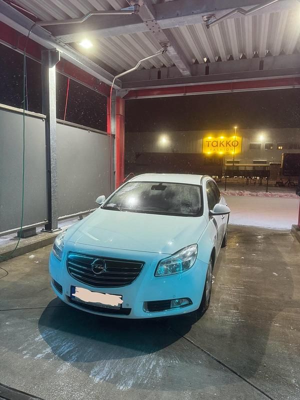 Weiß Gebraucht 2012 Opel Insignia Limousine | 2.190 € (Guter Preis) - Bild 1/4