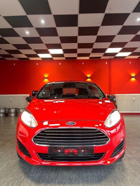 Gebraucht Ford Fiesta Ambiente 60 PS (44 kW) 2014 Rot Kleinwagen