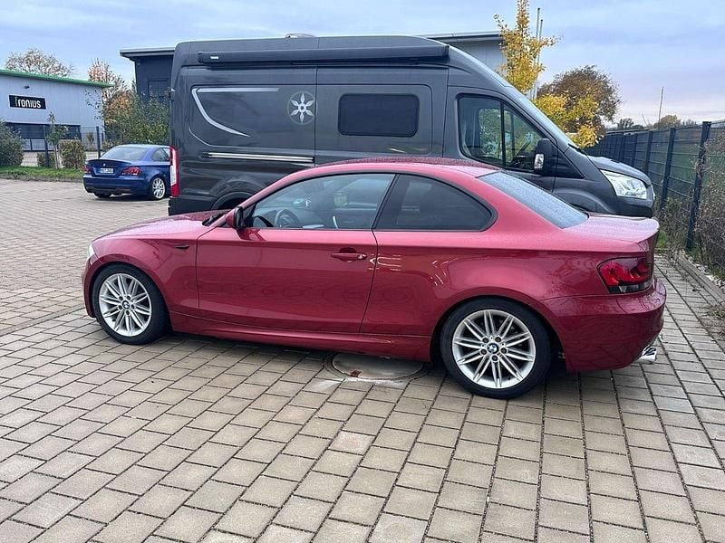 Rot Gebraucht 2011 BMW 120 Coupé M Sport Coupé | 12.300 € (Teuer) - Bild 1/4