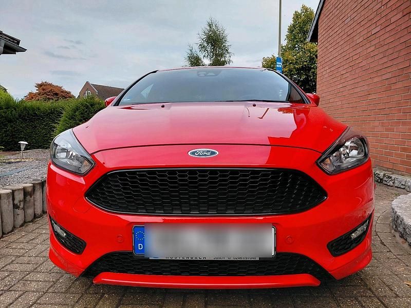 Rot Gebraucht 2018 Ford Focus ST-Line Limousine | 9.990 € (Fairer Preis) - Bild 1/4