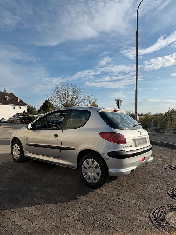 Gebraucht Peugeot 206 60 PS (44 kW) 2004 Silber Kleinwagen