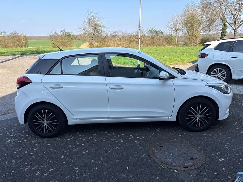 Gebraucht Hyundai i20 GO! 75 PS (55 kW) 2016 Weiß Kleinwagen