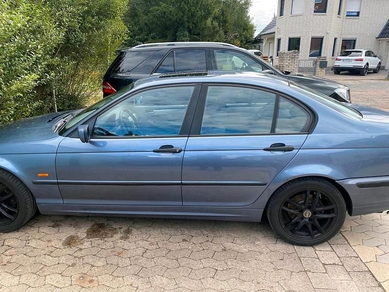 Blau Gebraucht 1999 BMW 318 Limousine | 2.700 € (Fairer Preis) - Bild 1/4
