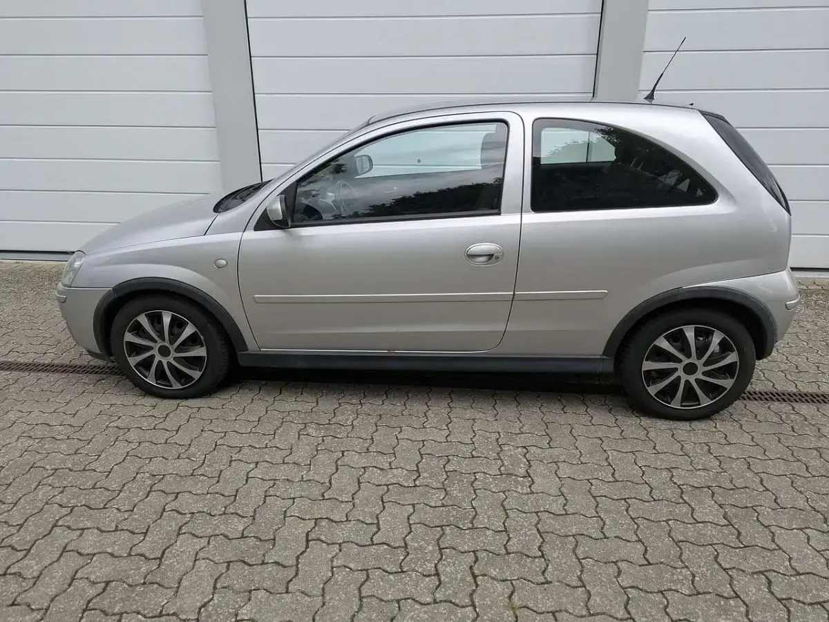 Gebraucht Opel Corsa Edition 80 PS (58 kW) 2005 Silber/grau Kleinwagen