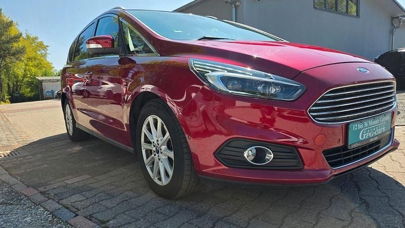 Używany Ford S-MAX Titanium 179 KM (131 kW) 2017 Czerwony Minivan