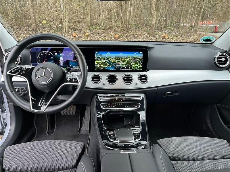 Gebraucht Mercedes E220 200 PS (147 kW) 2023 Silber Kombi