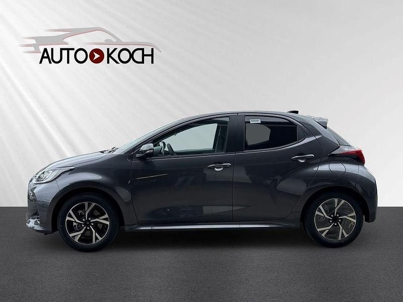 Neu Toyota Yaris Hybrid 116 PS (85 kW) 2025 Grau Limousine