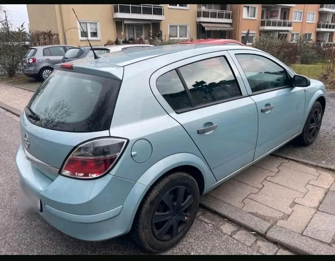 Używany Opel Astra 90 KM (66 kW) 2009 Niebieski Sedan/Limuzyna