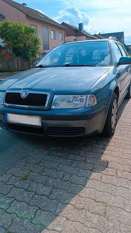 Grau Gebraucht 2003 Skoda Octavia Kombi | 1.300 € (Fairer Preis) - Bild 1/4