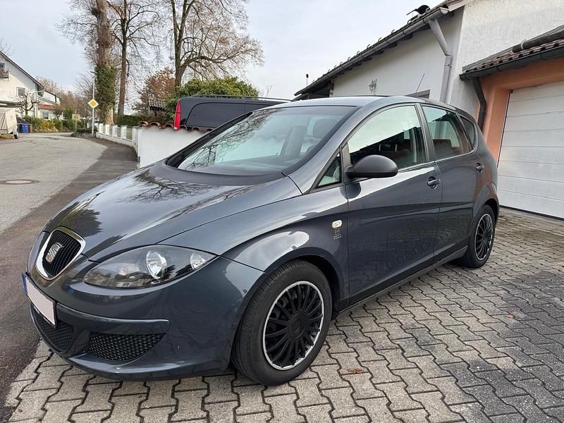 Grau Gebraucht 2008 Seat Altea Limousine | 1.499 € (Superpreis) - Bild 1/4