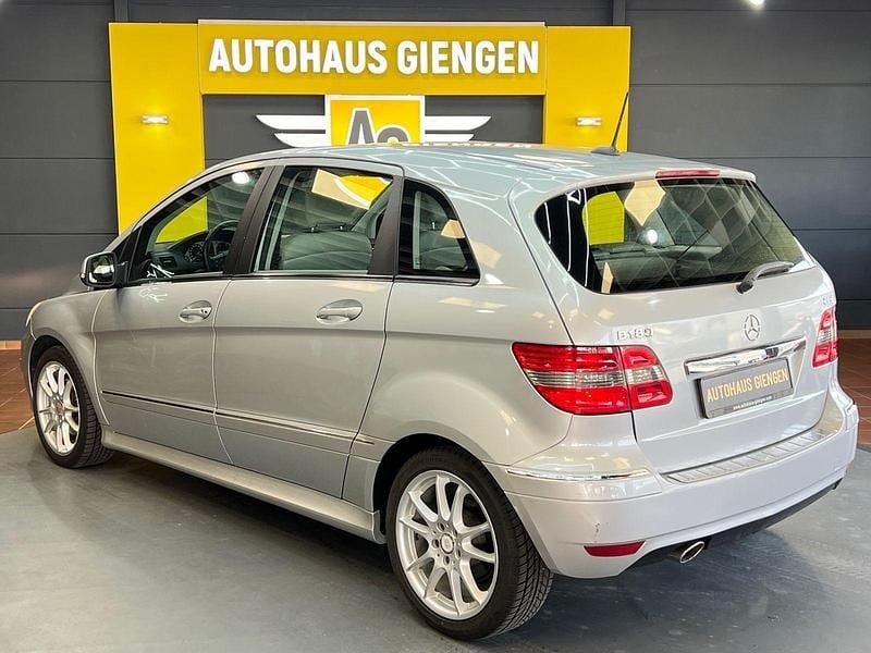 Gebraucht Mercedes B180 109 PS (80 kW) 2009 Silber Van / Kleinbus