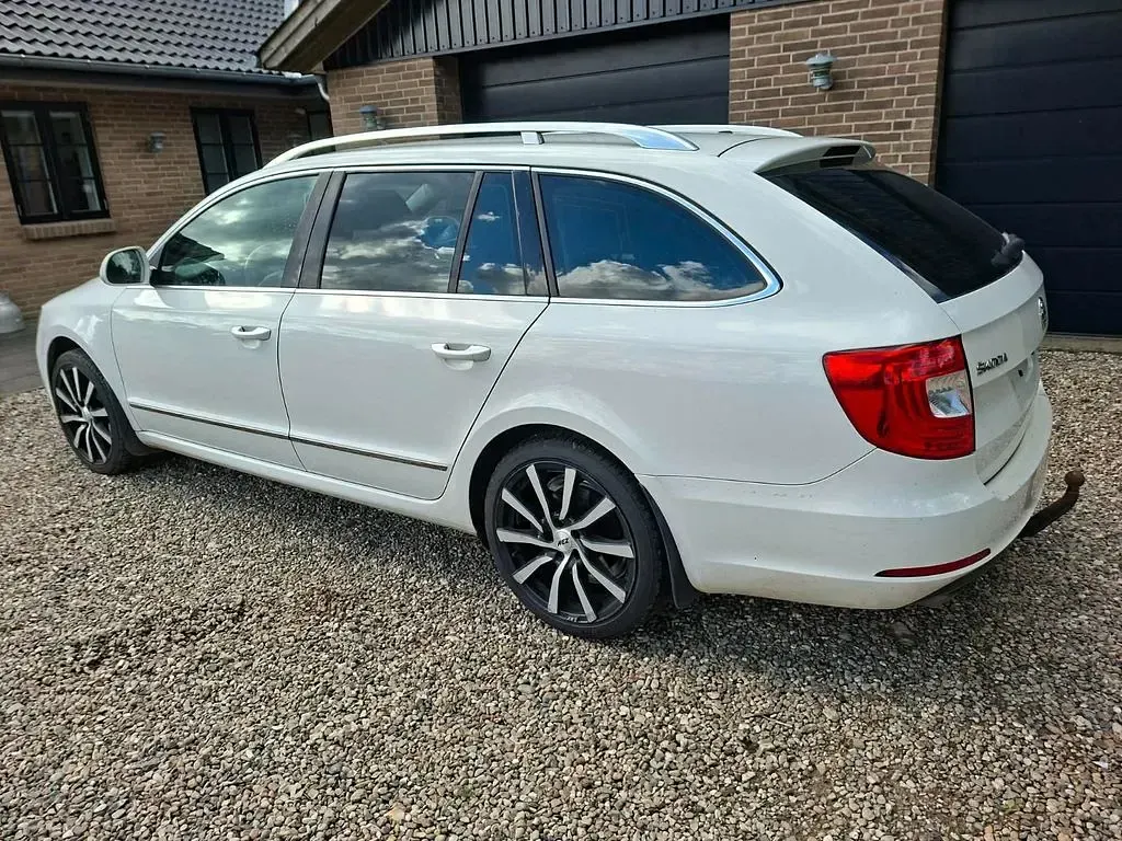 Gebraucht Skoda Superb Elegance 170 PS (125 kW) 2014 Weiß Kombi
