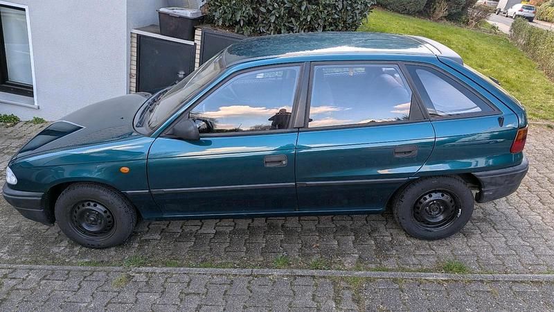Gebraucht Opel Astra 75 PS (55 kW) 1997 Grün Limousine