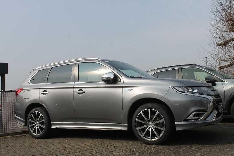 Grau Gebraucht 2020 Mitsubishi Outlander P-HEV Top SUV | 24.900 € (Etwas zu teuer) - Bild 1/4