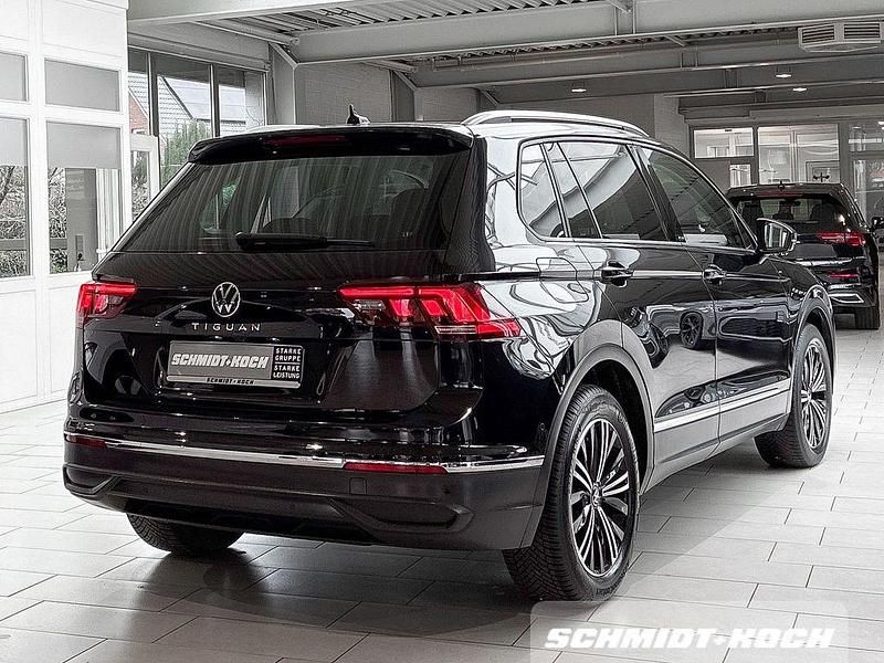 Gebraucht VW Tiguan Active 122 PS (89 kW) 2021 Deep black perleffekt (schwarz) SUV
